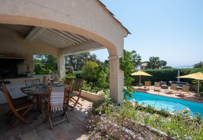 83TEIL, Ferienhaus mit überdachter Terrasse mit Essbereich, Kamin und Meerblick, Sainte-Maxime, Côte d'Azur