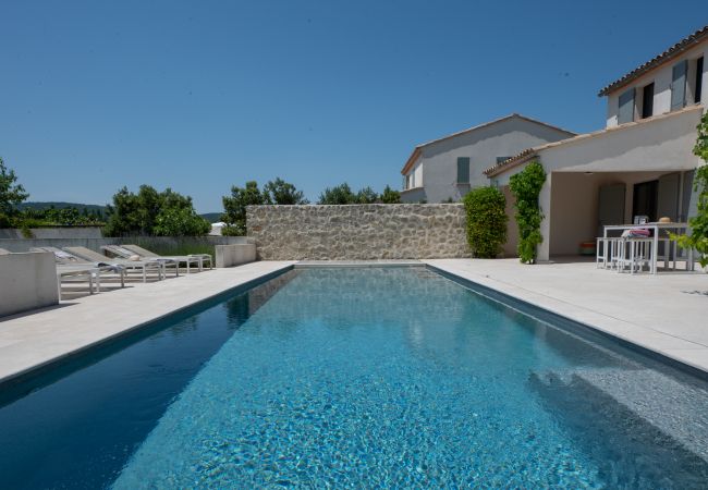 Malerischer Pool mit anmutiger Betontreppe und Sonnenterrassen auf beiden Seiten bei der Villa Beaumont, Malaucène, Provence.