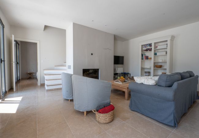 Gemütlicher Sitzbereich am Kamin im Wohnzimmer der Villa Beaumont in Malaucène, Provence.