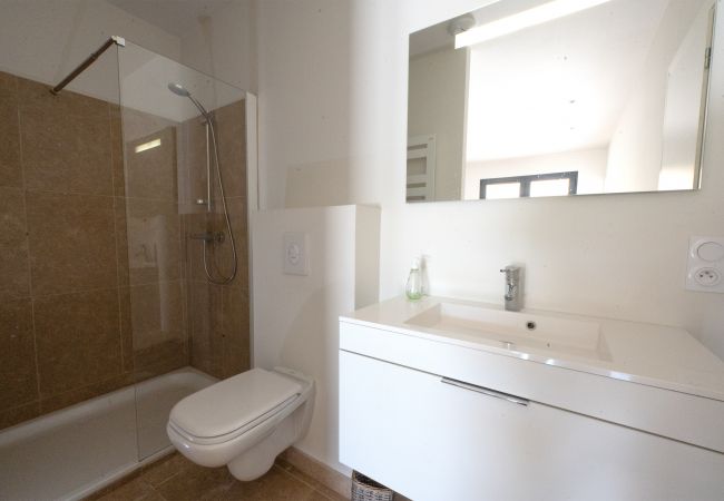 Ein luxuriöses Badezimmer mit ebenerdiger Dusche, Waschbecken und Toilette in der Villa Beaumont, Malaucène, Provence.