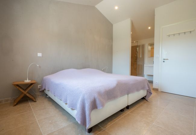 Klimatisiertes Schlafzimmer mit Doppelbett und eigenem Badezimmer - Villa Beaumont, Malaucène, Provence