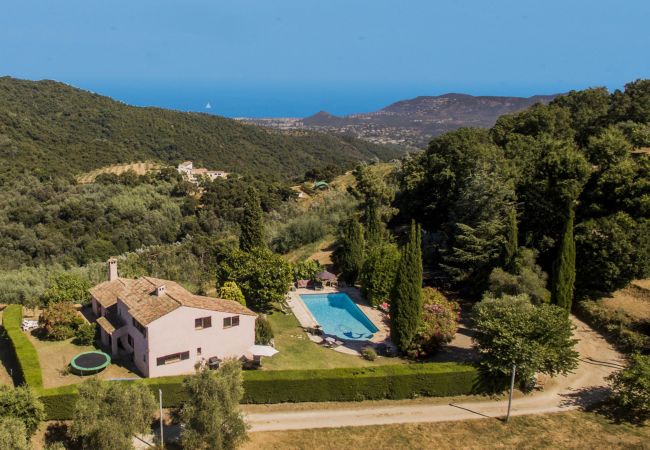 Luftaufnahme unserer Ferienvilla mit Pool und Blick auf die Bucht von Cannes.