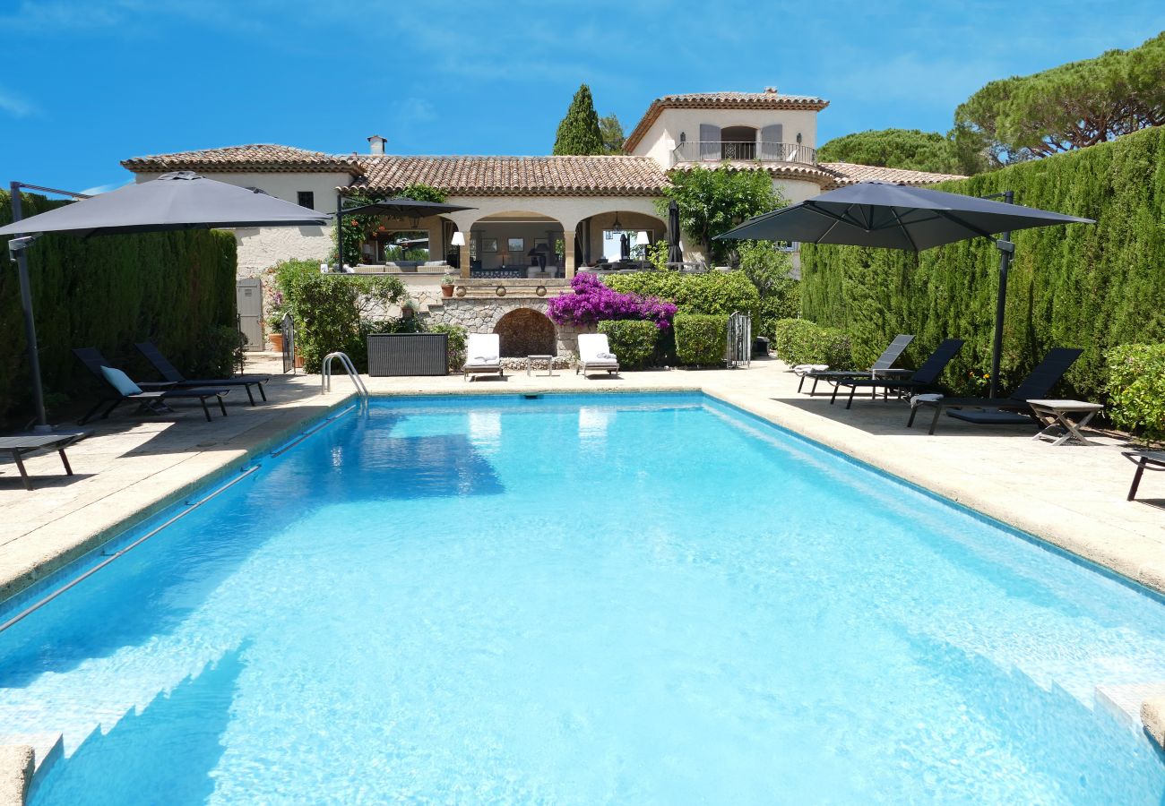 Schwimmbad und Garten bei der Villa Toscane