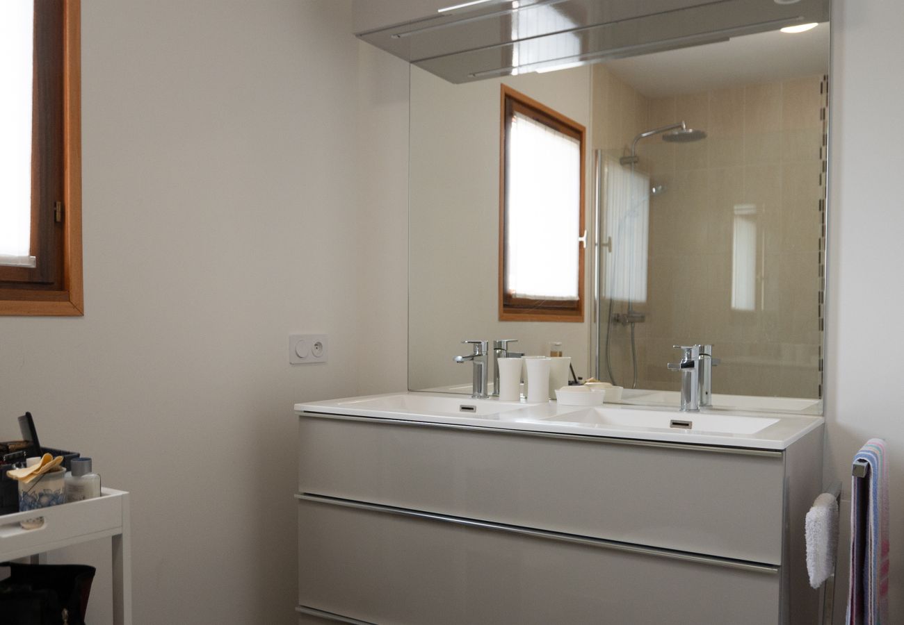 Modernes Badezimmer mit eleganten Armaturen in 34CANTA
