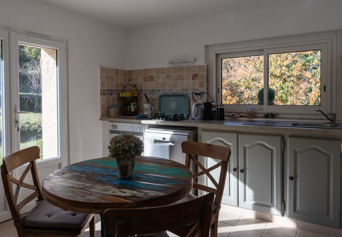 Villa Les Petits Puits - Einladender Wohnbereich im Gästehaus mit Zugang zur Terrasse in der Provence