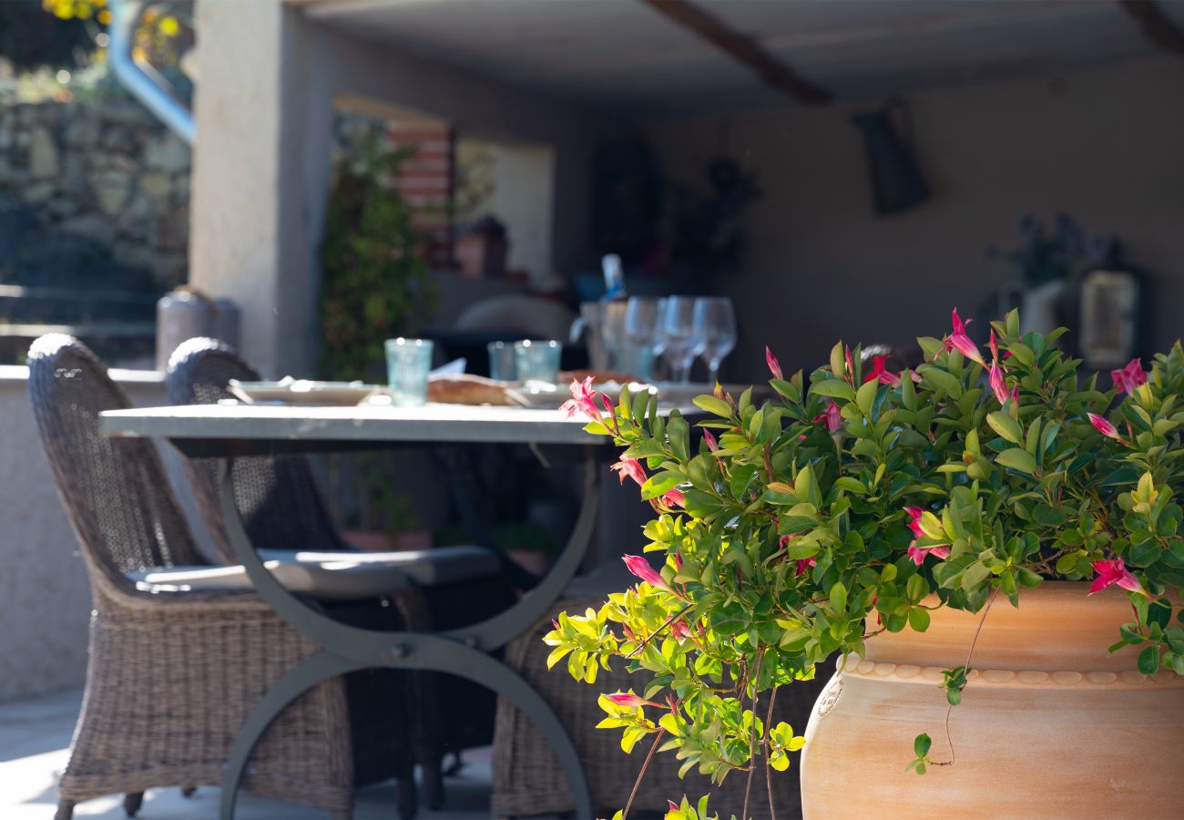 Villa Les Petits Puits - Gemütliche Terrasse mit Terrakotta-Töpfen und blühendem Jasmin in der Provence