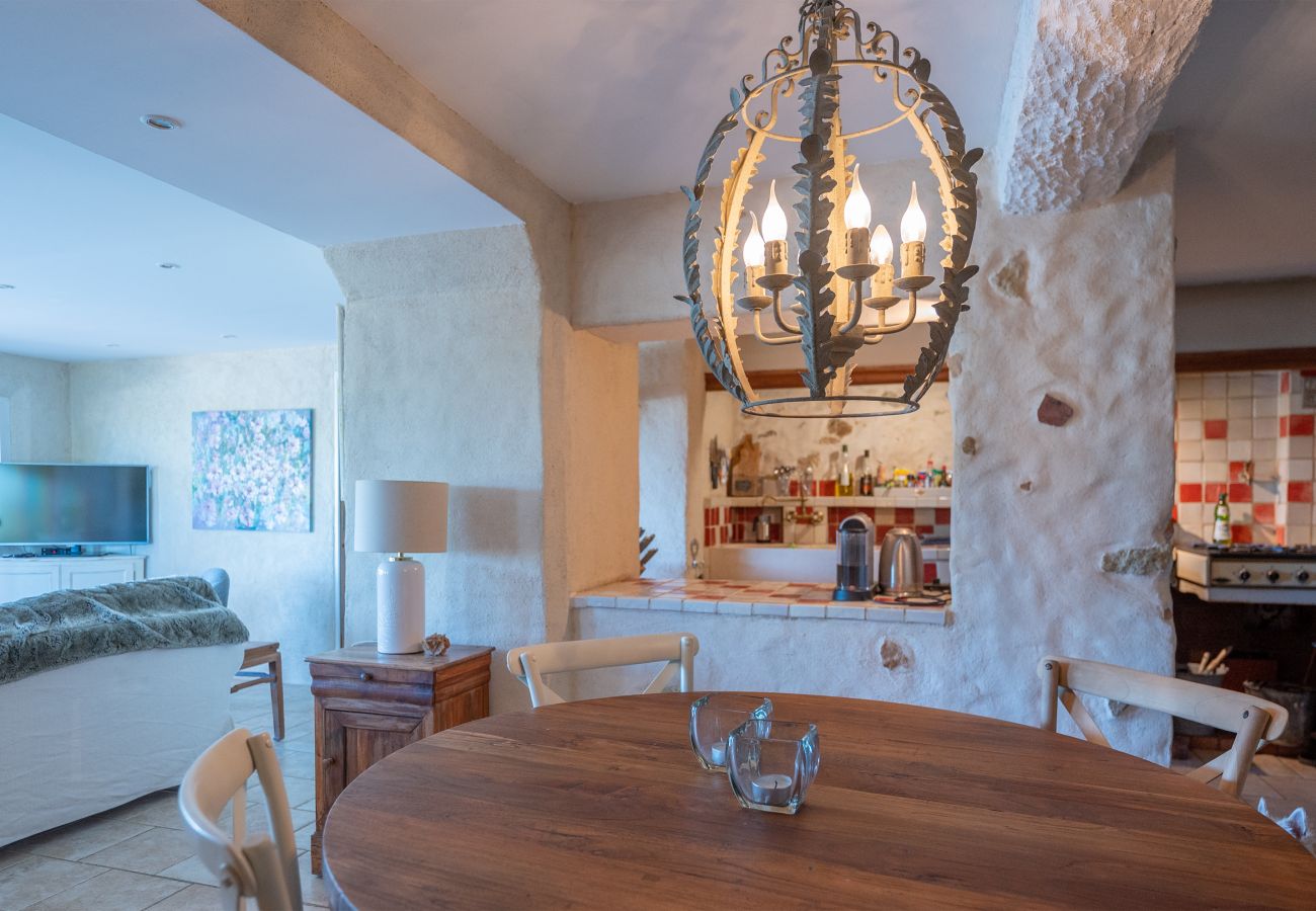 Villa Les Petits Puits - Stilvoller Innen-Esstisch mit Küchenperspektive in der Provence