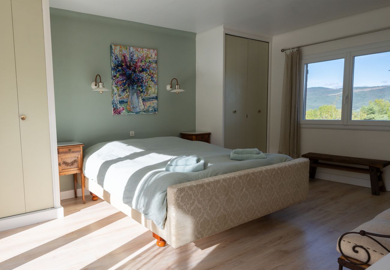 Villa Les Petits Puits - Ruhiges Schlafzimmer mit Prächtigem Bett, Eigenem Bad und Terrasse in der Provence