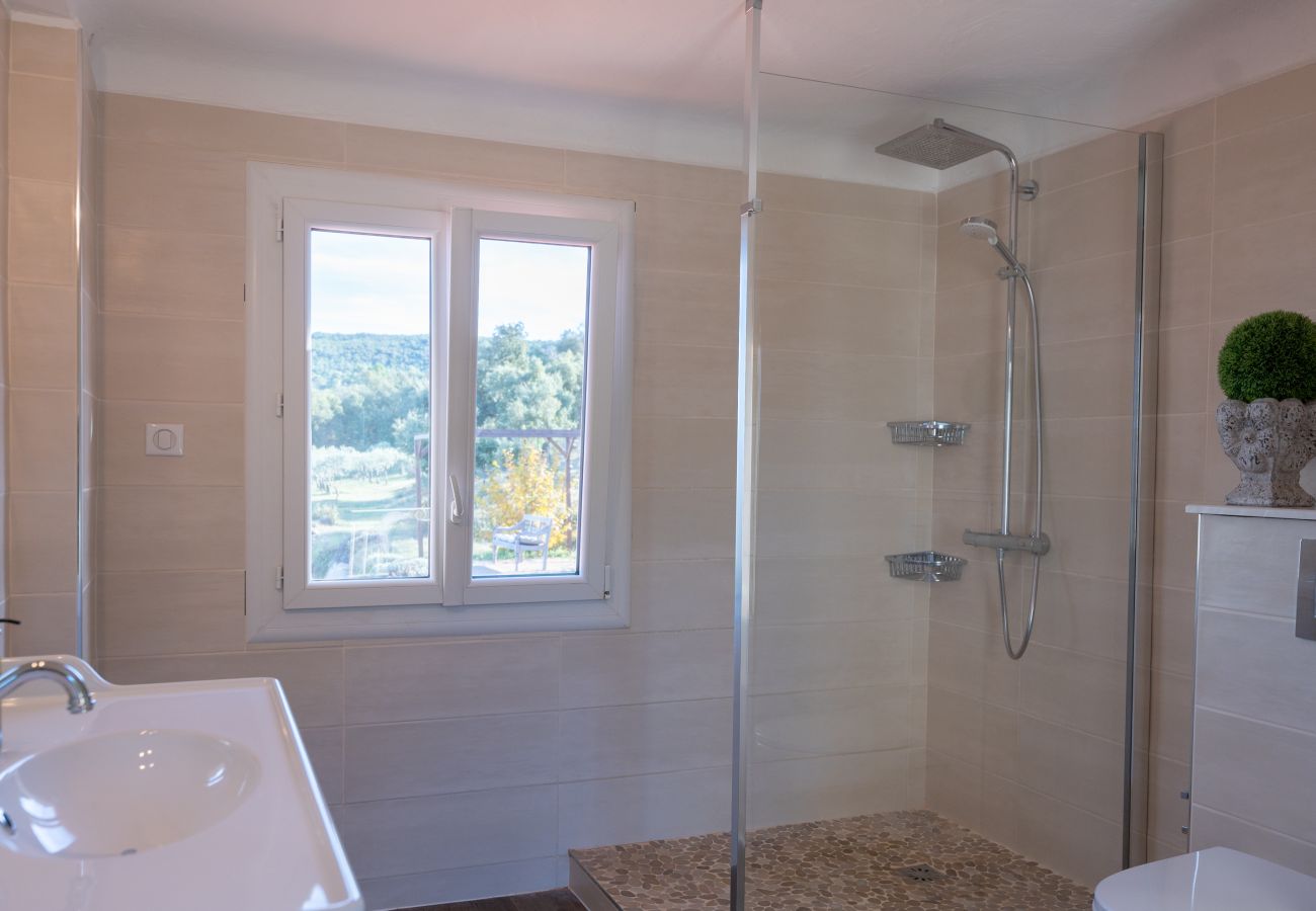 Villa Les Petits Puits - Opulentes Badezimmer mit Italienischer Begehbarer Dusche und Zugang zur Terrasse in der Provence