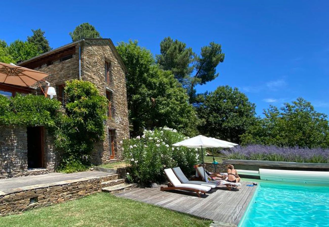Erkunden Sie die architektonisch beeindruckende Villa von La Bastide 48BAST mit einem Pool davor