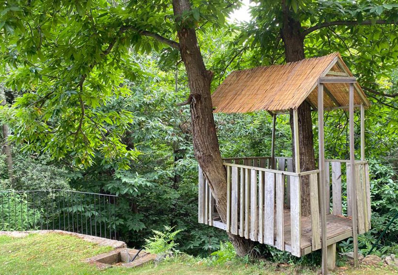 Entdecken Sie das bezaubernde Baumhaus für Kinder im Garten von La Bastide 48BAST