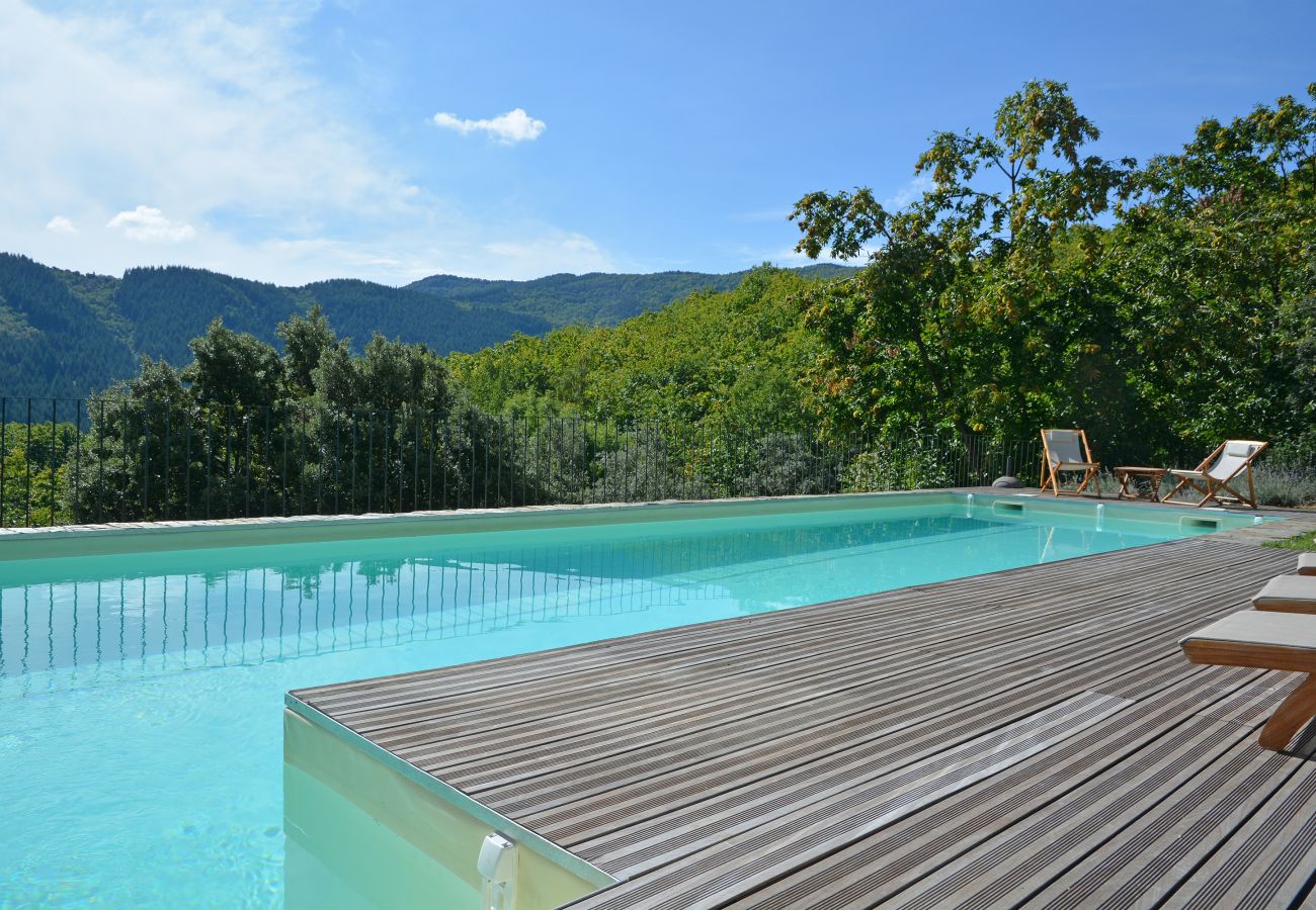 Entdecken Sie die Villa La Bastide 48BAST mit einem privaten beheizten Pool, ein perfekter Rückzugsort im Herzen des Nationalparks Cevenne
