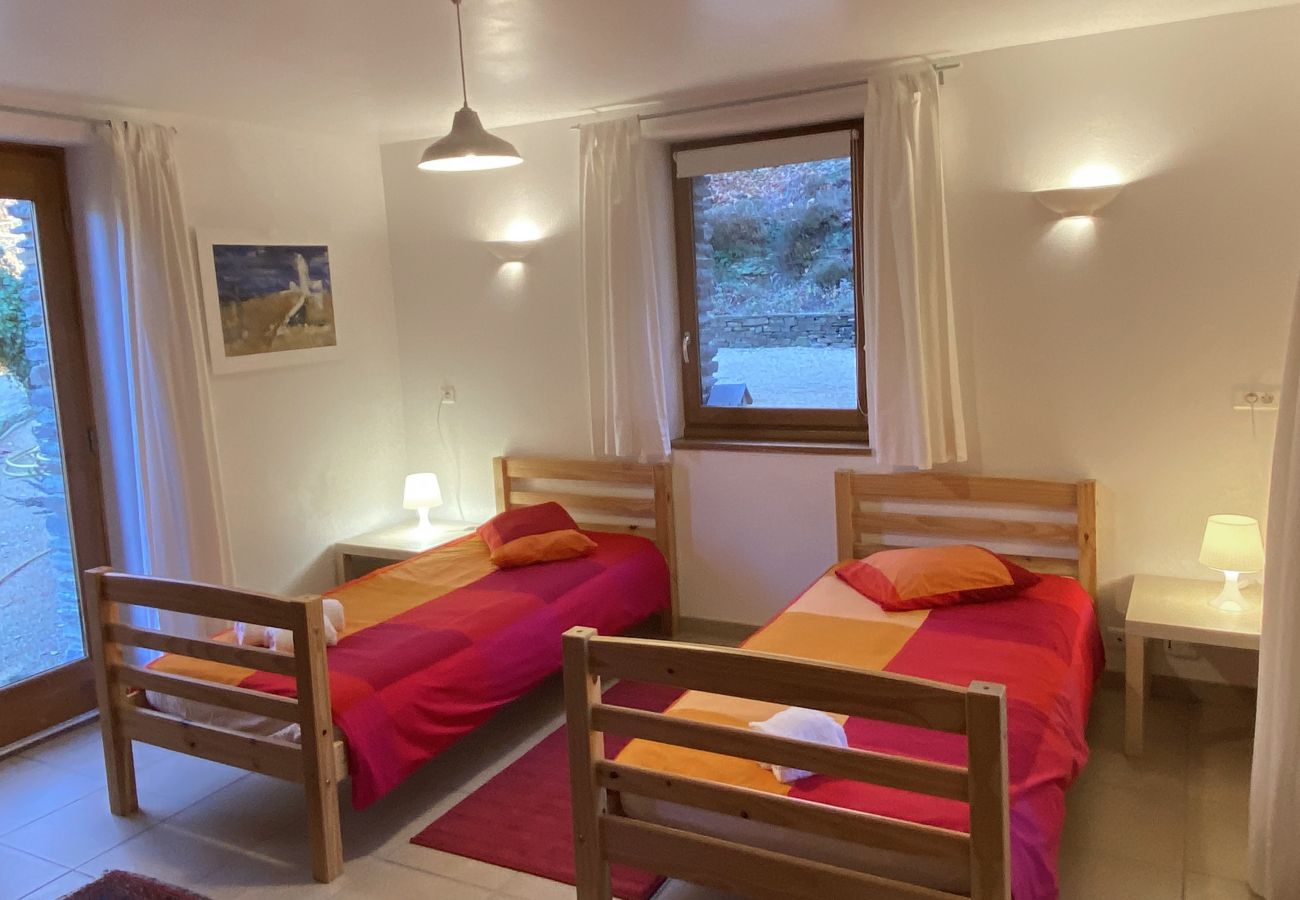 Ruhiges Zimmer in La Bastide 48BAST, mit bequemen Betten, Fenstern mit Vorhängen und Moskitonetzen.