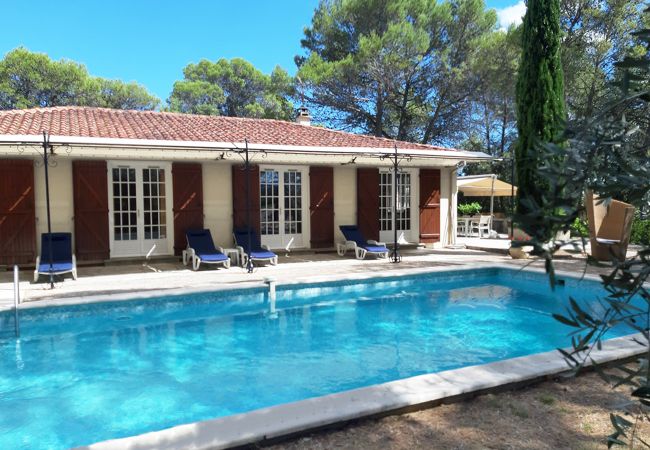 Komfortable ebenerdige Villa mit Pool und angrenzender Terrasse