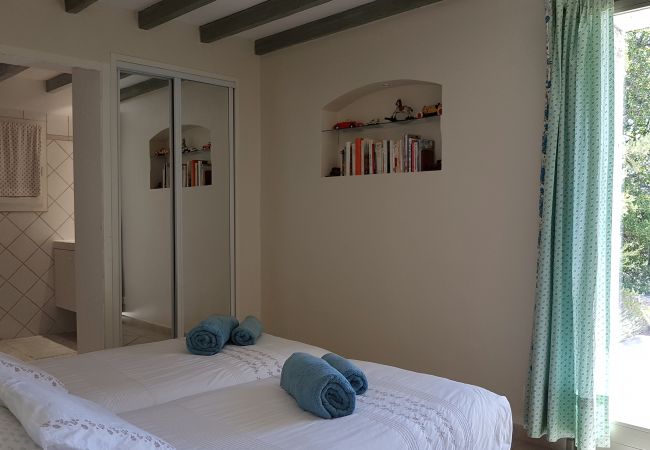 84LUCK, Bedroom with Bathroom and Terrace Doors, Murs, Lubéron, Provence, southern France