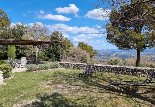 84LUCK, Garden overlooking the Lubéron Mountains and lavender fields of Roussillon, Murs, Lubéron, Provence, southern France