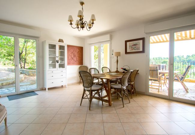Photo of bright dining area with sliding doors on both sides at Villa 83SYGU, Lorgues, Provence