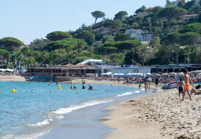 Discover the beautiful bay with sandy beach within walking distance from villa 83AMBI in Sainte-Maxime, French Riviera