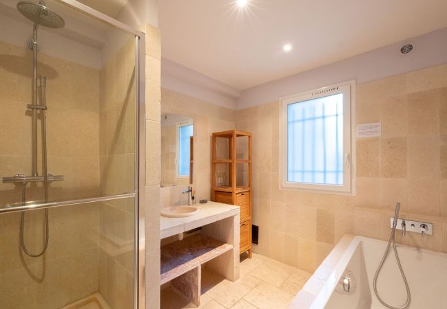 Villa in Saint-Etienne-du-Grès - La Bastide des Alpilles Villa in Saint-Etienne-du-Grès - La Bastide des Alpilles