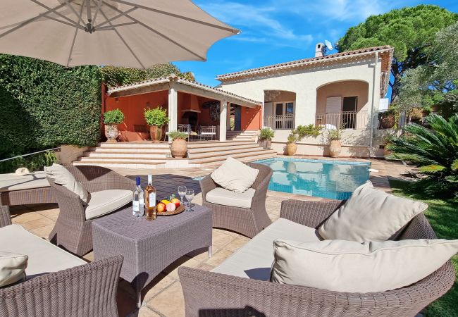 Comfortable lounging by the private pool of vacation home 83VAGU in golf domain the Valescure, Côte d'Azur