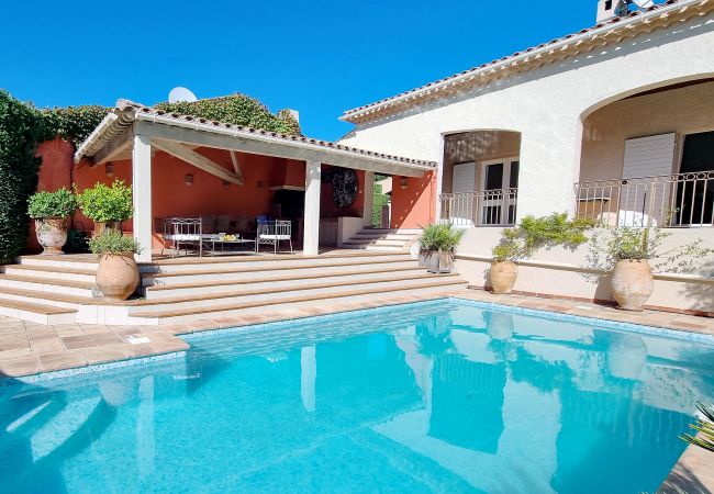 Swimming in the private pool of vacation home 83VAGU in golf domain the Valescure, Côte d'Azur