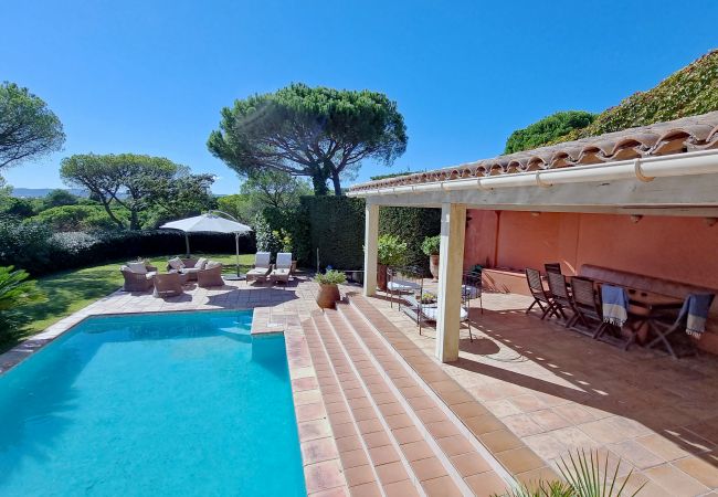 Covered terrace by the private pool of 83VAGU, vacation home in golf domain de Valescure, Côte d'Azur