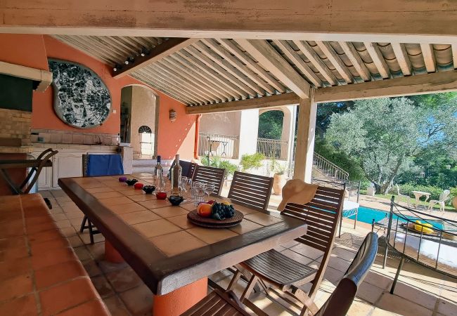 Covered terrace with dining table and barbecue, 83VAGU, vacation home with private pool in golf domain de Valescure, Côte d'Azur