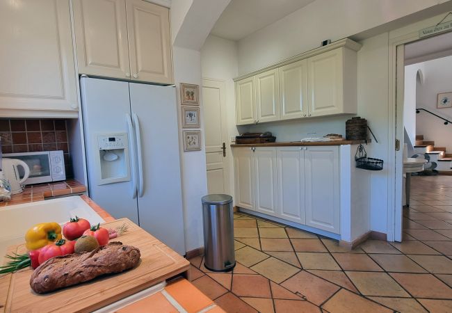 Kitchen with American fridge in 83VAGU, vacation home, 'Golf de Valescure', Côte d'Azur