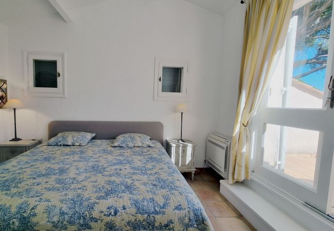 Bedroom with air con, king size, dressing room, bathroom in 83VAGU, vacation rental at 'Golf de Valescure', Côte d'Azur