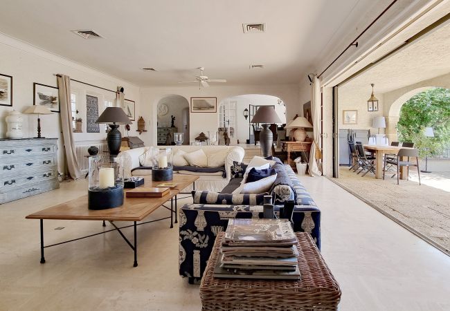 Living room with, Smart TV, large sliding doors to the central terrace - Villa Toscane, Sainte-Maxime, Côte d'Azur