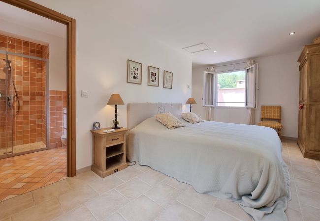 Villa 83Bold, bedroom with king-size bed and en-suite bathroom, Lorgues, Provence