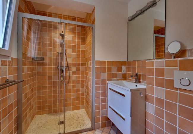 Villa 83Bold, ensuite bathroom with Italian shower, sink and toilet, Lorgues, Provence