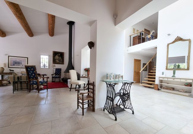 Villa 83Bold, entrance hall with glass windows and beautiful light, Lorgues, Provence