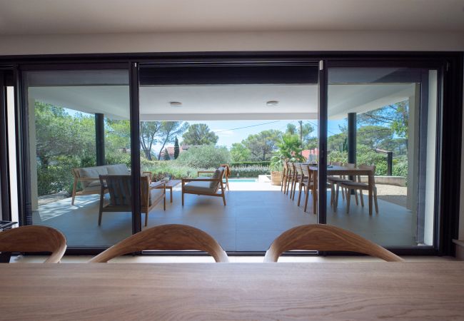 Villa Le 41, beautiful wooden dining table for 10, in the living room with open kitchen and overlooking the swimming pool