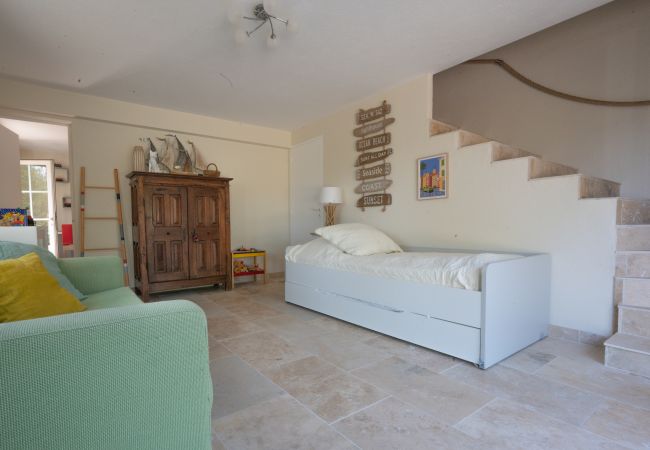 Vacation home 83TEIL, Children's bedroom with toys and bathroom, Sainte-Maxime, Côte d'Azur