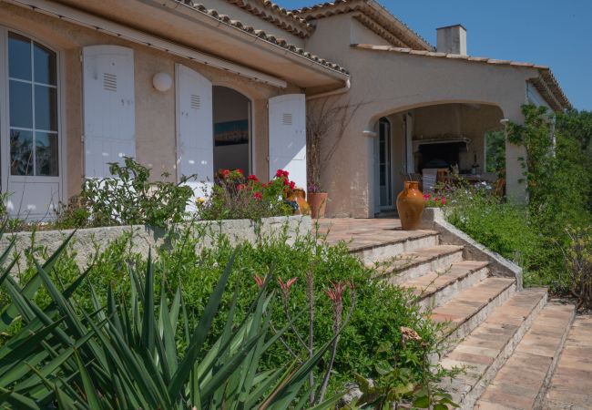 83TEIL, vacation home with pool and spacious terrace with dining area, fireplace and sea view, Sainte-Maxime