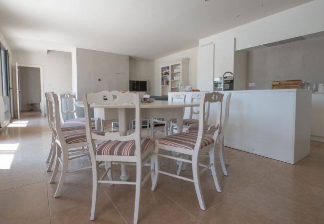 Image of the dining table by the kitchen island in Villa Beaumont, located in Malaucène, Provence.