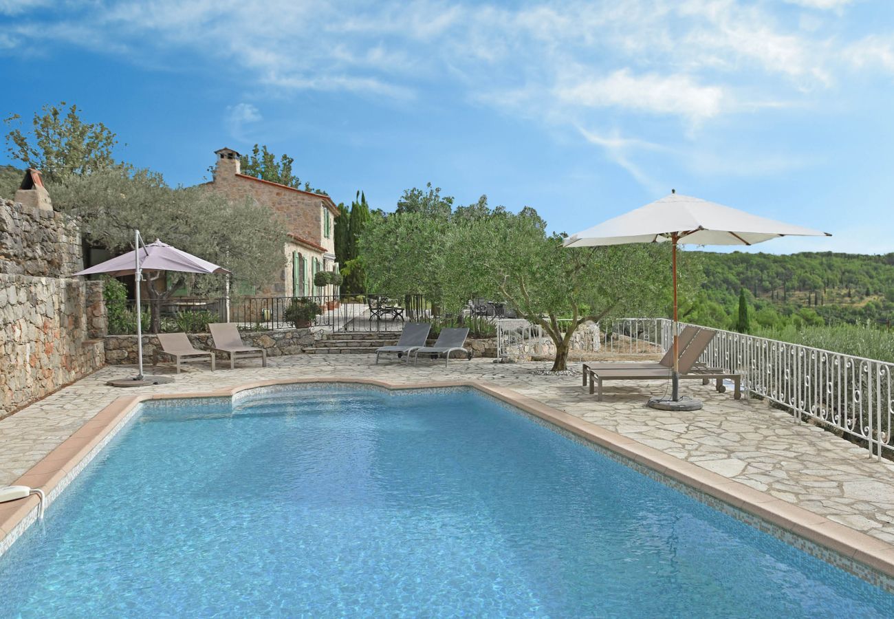 Les Olivettes - Inviting scene of villa with olive trees, overlooking the enclosed, heated pool in Fayence 