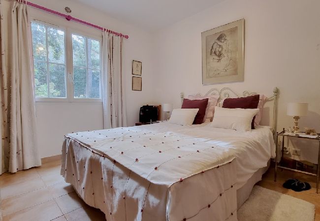 Découvrez le charme de la chambre de la Villa 06BEAT avec son lit double confortable