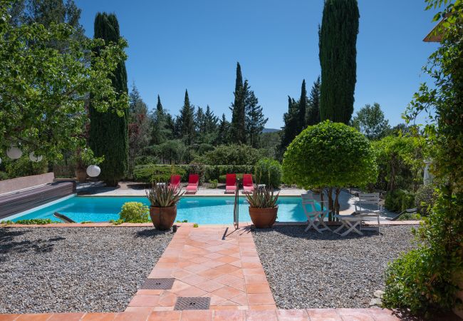 Chemin de jardin menant à la piscine privée chauffée et sécurisée de Mas de Charles, Lorgues, Provence.