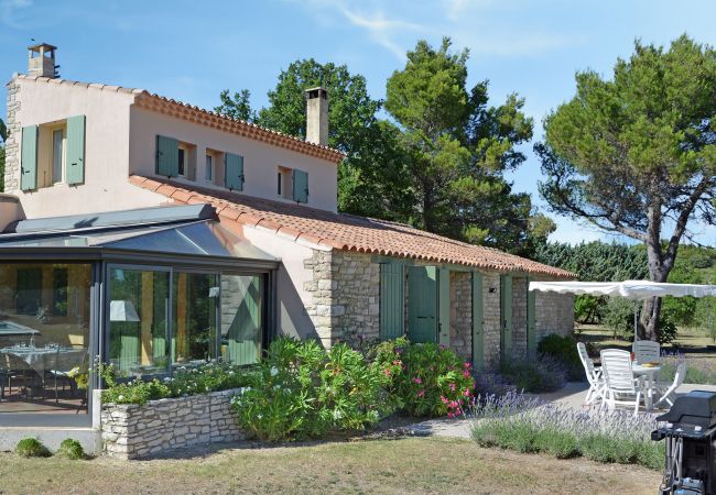 84LUCK, Villa avec piscine privée et jardin d'hiver, Murs, Provence, sud de la France