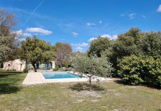 84LUCK, Jardin avec piscine privée sécurisée et chauffée, Murs, Lubéron, Provence, sud de la France