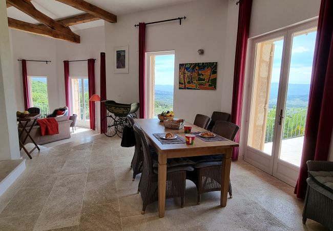 Salle à manger avec portes-fenêtres et vue panoramique - Villa Chris, Murs, Lubéron, Provence