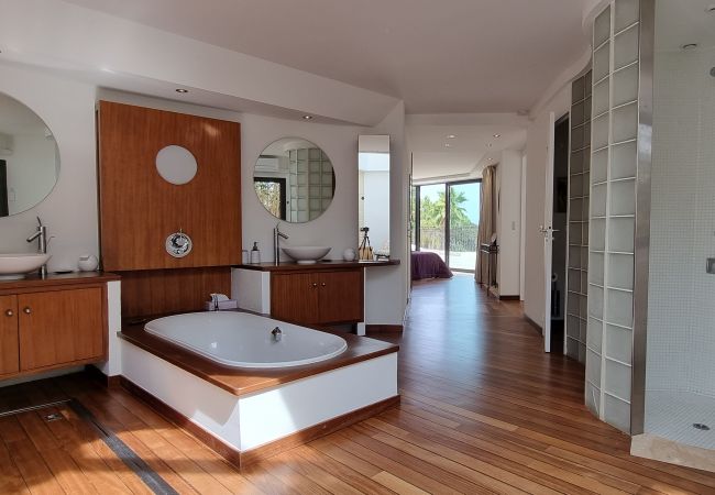Villa 06LERI - Salle de bain luxueuse de la chambre principale avec dressing - Théoule-sur Mer, Côte d'Azur