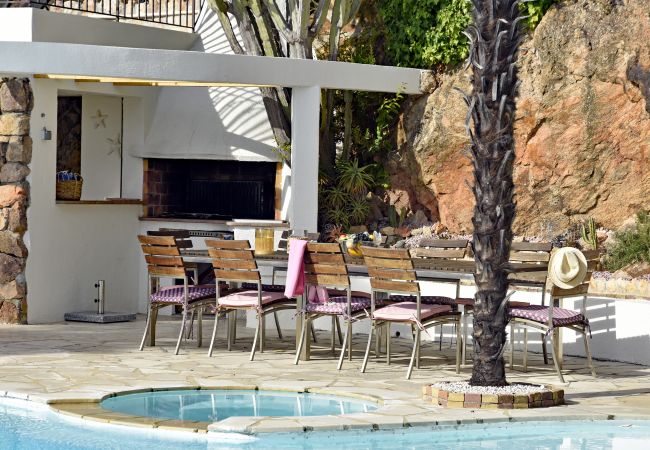Villa 06LERI - Table à manger dans la cuisine d'été avec bar et salle de bain - Théoule-sur Mer, Côte d'Azur