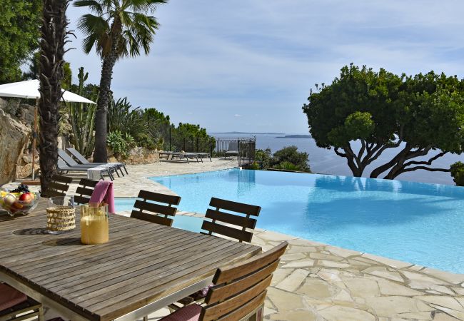 Villa 06LERI - Table à manger près de la cuisine d'été et de la piscine - vue mer imprenable  - Theoule-sur-Mer - Côte d'Azur