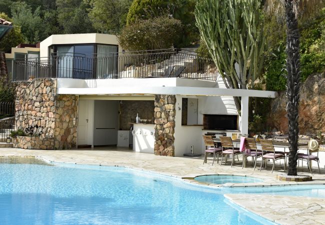 Villa 06LERI - Cuisine d'été avec bar, salle de bain et table à manger - Théoule-sur Mer, Côte d'Azur