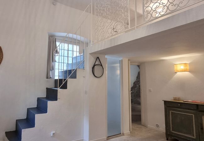 Villa 06LERI - Escalier dans studio intérieur avec deux lits simples et porte de jardin - Théoule-sur Mer, Côte d'Azur