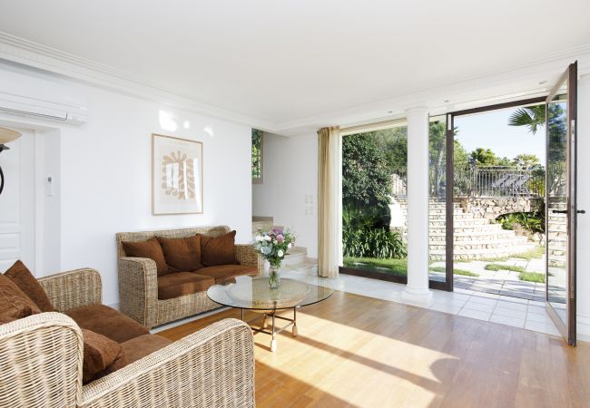 Villa 06LERI - Deuxième salon avec vue sur le jardin - Théoule-sur Mer, Côte d'Azur