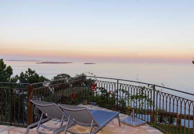 Villa 06LERI - Terrasse privée avec vue sur la mer depuis la chambre principale - Théoule-sur Mer, Côte d'Azur